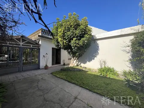 Venta Casa 3 ambientes con local, patio y cochera en Villa Dominico