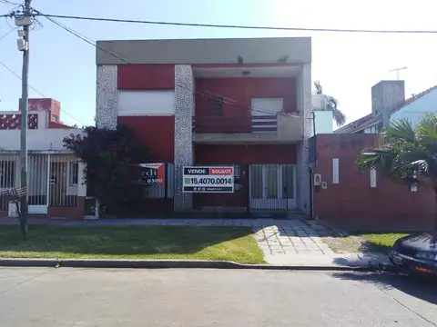 Casa en 2 Plantas con Jardin, Quincho, Garage, Balcon y Terraza - Banfield