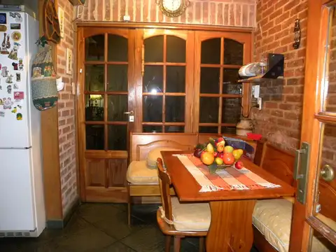 Casa 4 ambientes con 2 baños