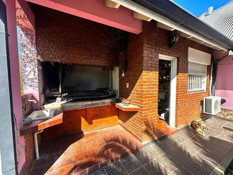 Casa 6 ambientes con 2 baños