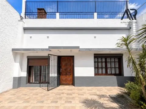 Casa en venta c/ cochera en Tres Cruces