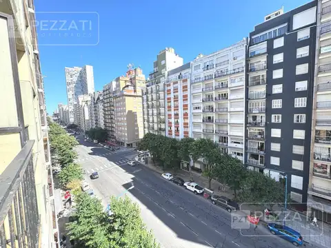 Departamento de 3 ambientes con dependencia. Z/ Plaza Colon. Colon y Arenales. Externo. Balcon.