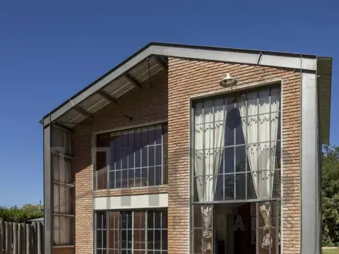 Casa Duggan - diseño industrial tipo loft con gran jardin