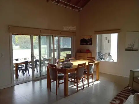 Casa 4 ambientes con 2 baños