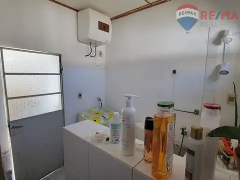 CASA 4 ambientes en venta en Carmelo con Local