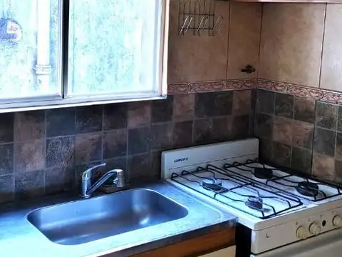 DEPARTAMENTO DE 2 AMBIENTES PRIMER PISO POR ESCALERA