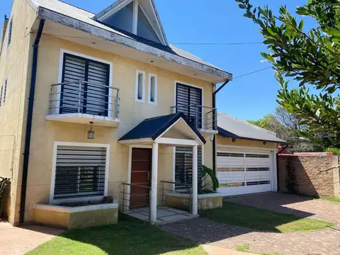 Casa en Venta con 4 cocheras