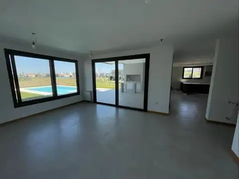 Casa 5 ambientes con 3 baños