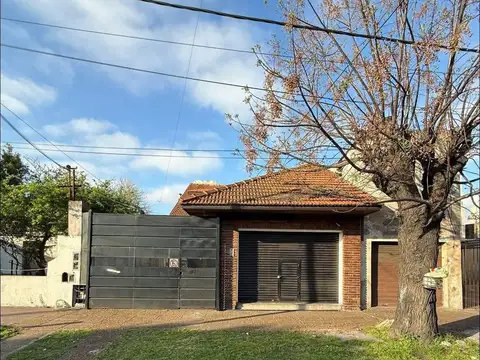 CASA CON LOCAL Y GALPON ATRAS