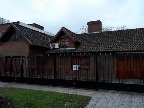 VENTA CASA 4 ambientes con parque y garage - Pilar Centro