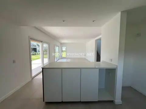 Casa en Alquiler con 1 cochera