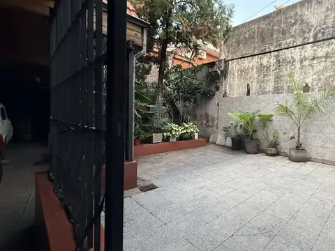 Casa lote propio tipo chalet con garage, patio, terraza.  Terreno propio Pompeya. Venta