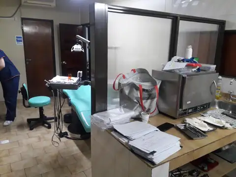 Muy buena oficina c/ cochera, 2 enormes despachos, 2 baños, kitchenette. Seguridad