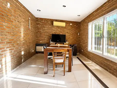 VENTA- CASA DE 3 DORMITORIOS- PUNTA CHACRA- ROLDÁN