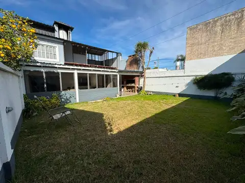 Casa 9 ambientes con 2 baños