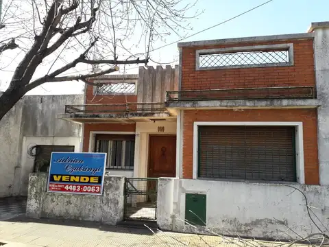 MORON CENTRAL-CASA AL FRENTE EN P.H.-3 AMBIENTES