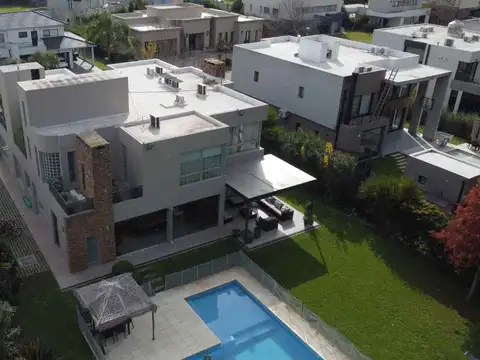 VENTA CASA 8 AMBIENTES VALVEDEZ BARRIO PRIVADO