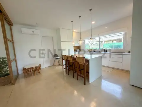 Casa 5 ambientes con 4 baños