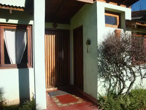 Casa 6 ambientes con 2 baños