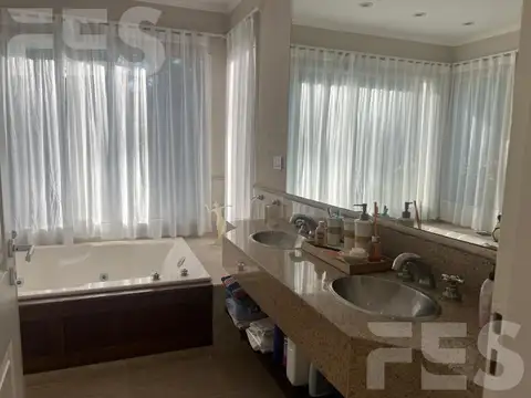 Casa en Venta en Carilo, USD 450.000