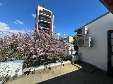 PH de uso comercial, con terraza, patio y mucha luz