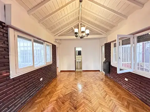 PH DE 2 AMBIENTES CON AMPLIO JARDIN Y PATIO CENTRICO