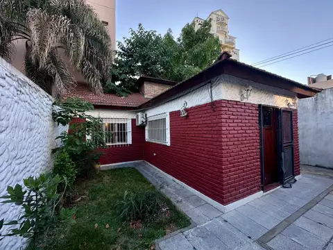 PH DE 2 AMBIENTES CON AMPLIO JARDIN Y PATIO CENTRICO