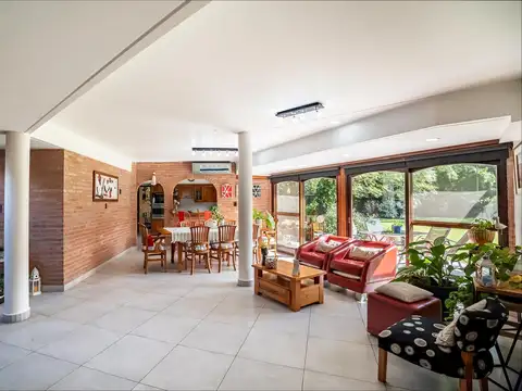 Casa en Venta con 2 cocheras