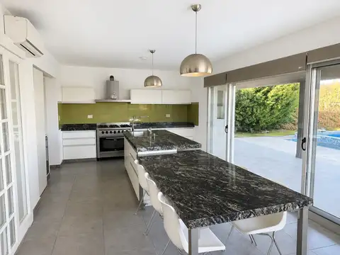 Casa 5 ambientes con 2 baños