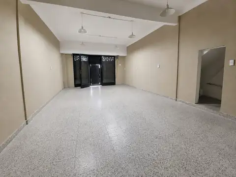 Local en Alquiler en Villa Luzuriaga, $ 650.000