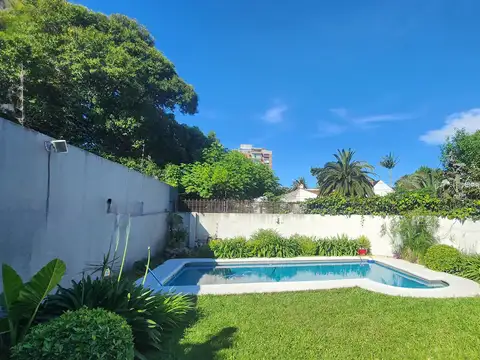 Casa Venta  5 Ambientes dos plantas garaje Impecable Piscina Jardín Olivos