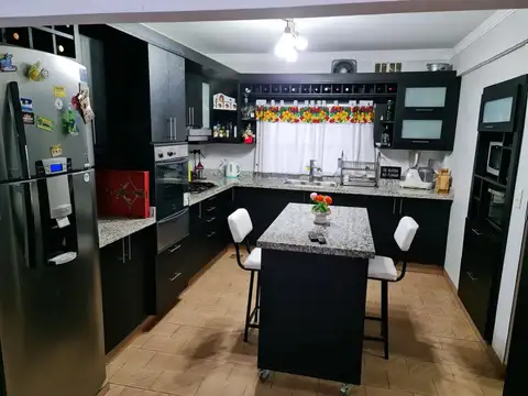 Casa 5 ambientes con 2 baños