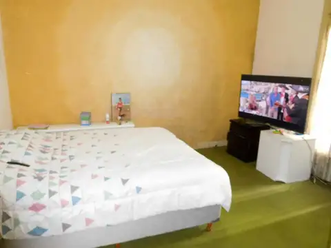 DEPARTAMENTO DE 4 AMBIENTES CON DEPENDENCIA AL FRENTE.