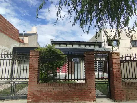 CASA EN VENTA - LA PLATA