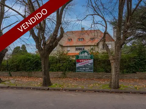 Importante residencia de estilo, sobre excelente superficie de terreno, en Los Troncos. VENDIDO