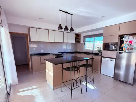 Casa en Venta con 3 cocheras