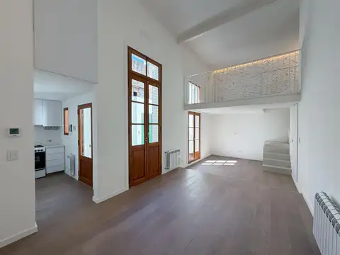 Casa de pasillo con 3 dormitorios, 3 baños, radiadores, escritorio y patio