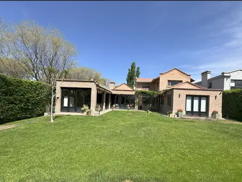 venta de casa b°el remanso 5 dorm chacras de coria