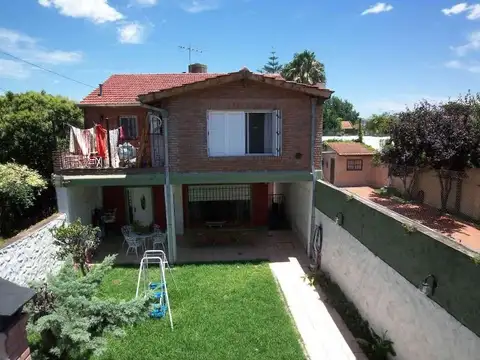 chalet 2 plantas apto para 2 familias 6 ambientes son 2 casas y 2 locales al frente o cochera