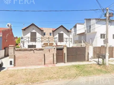 Venta Casa para dos familias con patio y parrilla en Mar Del Tuyu