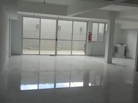 Excelente local a estrenar ubicado en mataderos