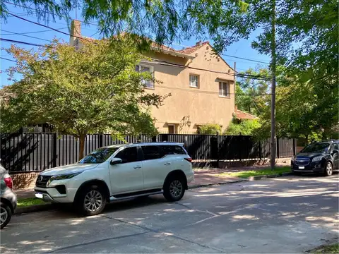 Casa en Martinez de 300m2 y 394m2 lote, 6 ambientes y dependecia amplio  jardín