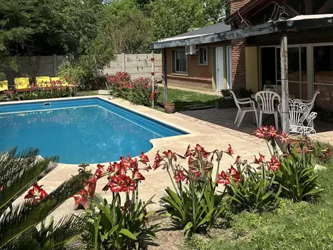 AMPLIA CASA DE 2 DORMITORIOS EN ROLDAN