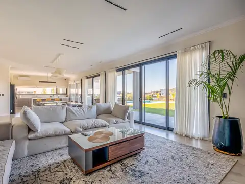 Casa 6 ambientes con 4 baños