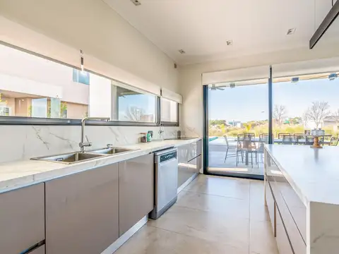 Casa en Venta con 6 cocheras