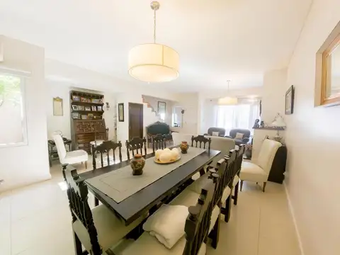 Casa en Venta con 3 cocheras