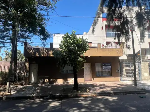 DEPARTAMENTO TIPO CASA DE 3 AMBIENTES CON PATIO Y TERRAZA
