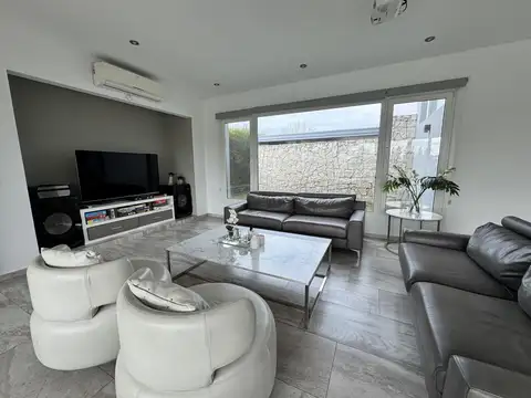 Casa 7 ambientes con 4 baños