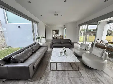 Casa en Alquiler con 4 cocheras