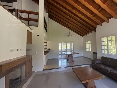 Casa en Alquiler con 2 cocheras